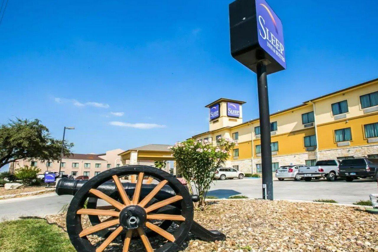 Sleep Inn & Suites Gonzales Near Palmetto State Park Exterior photo