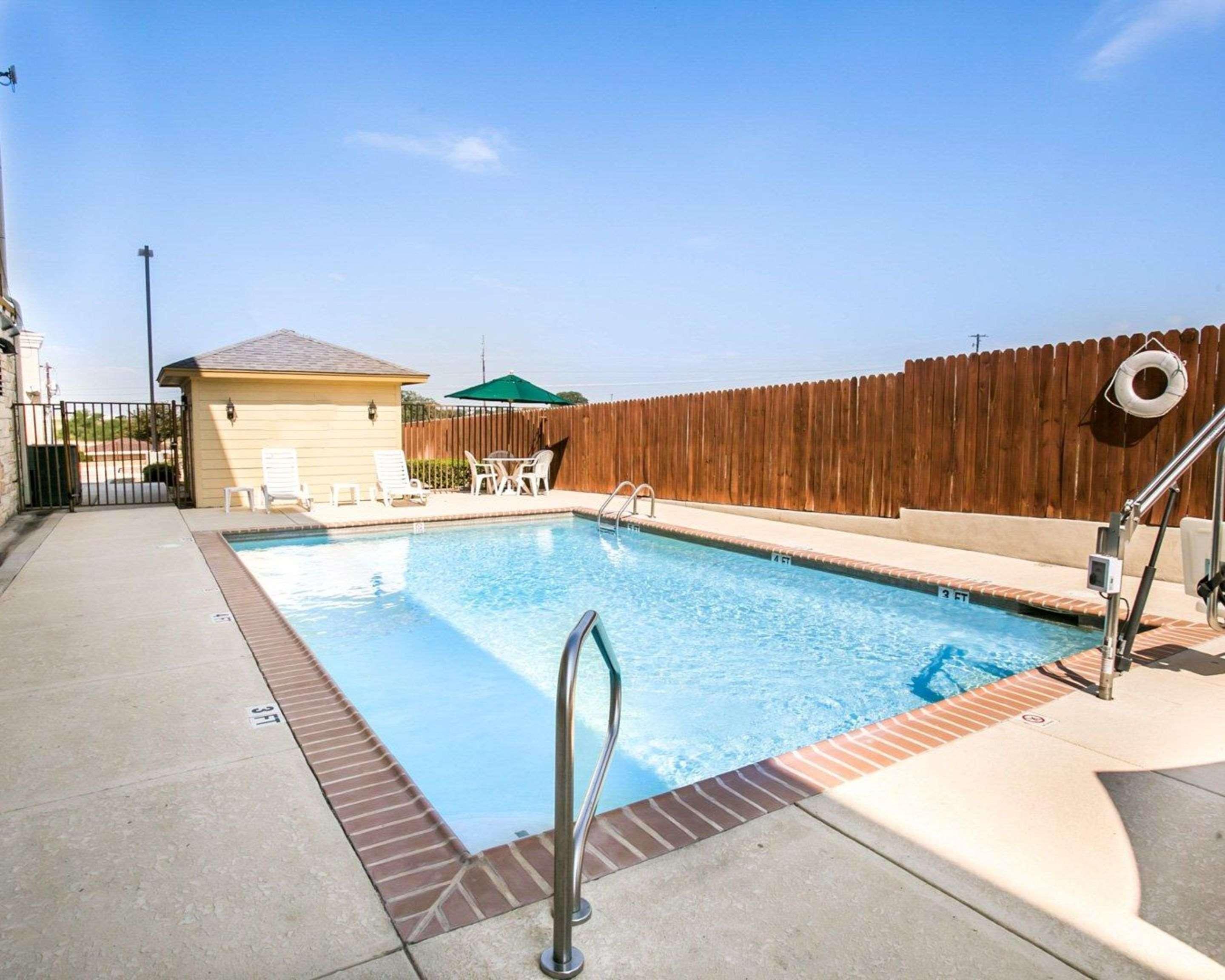 Sleep Inn & Suites Gonzales Near Palmetto State Park Exterior photo