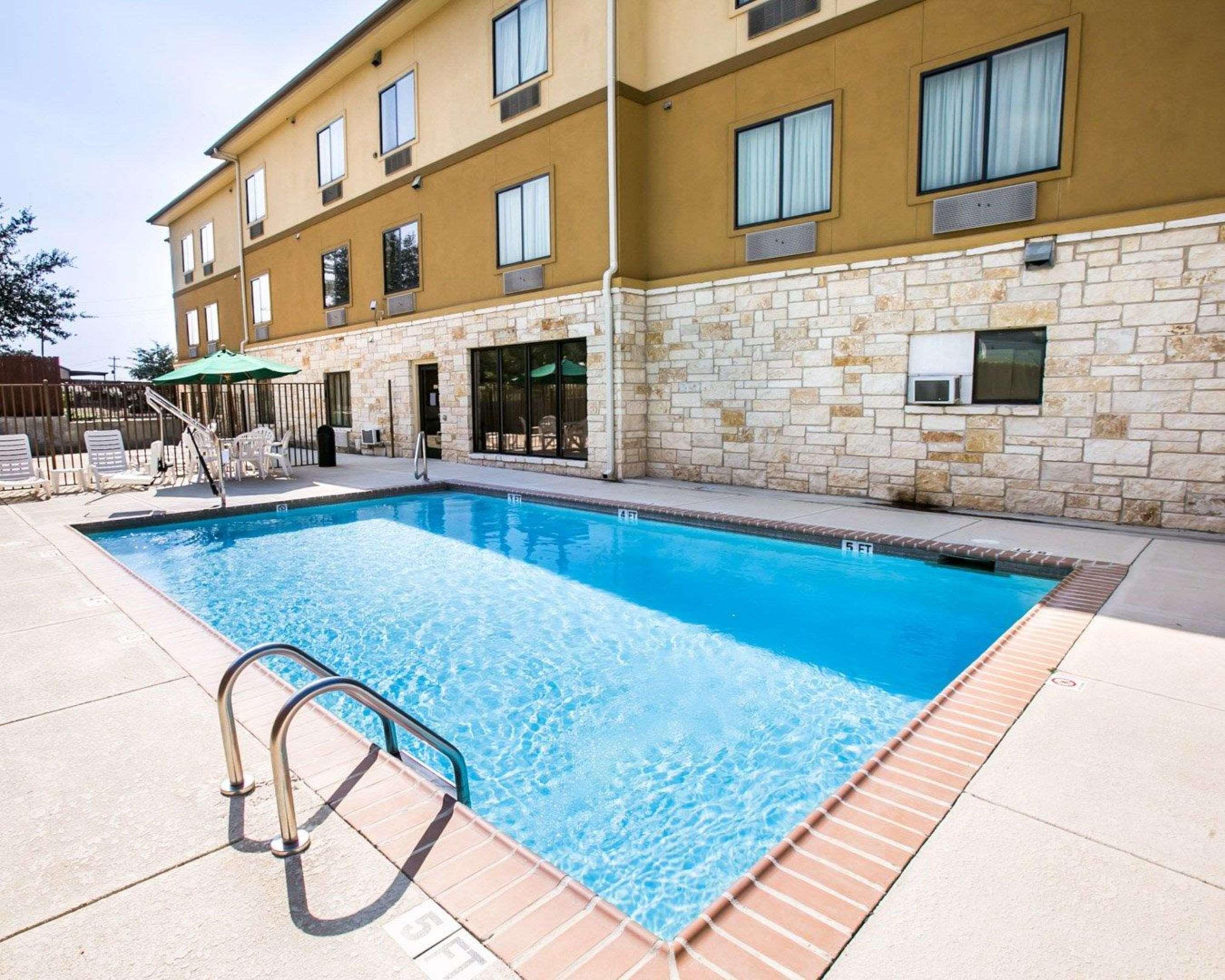 Sleep Inn & Suites Gonzales Near Palmetto State Park Exterior photo